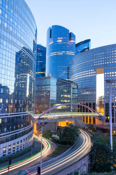 geschäftsviertel la défense in paris, frankreich - blurred motion bridge business blue stock-fotos und bilder