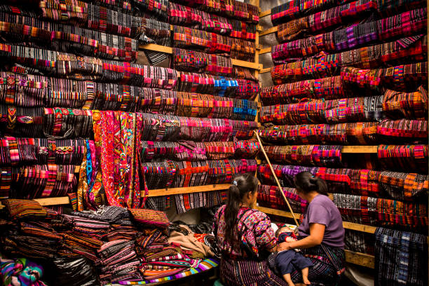 mercato dei tessuti a chichicastenango. - bedding merchandise market textile foto e immagini stock