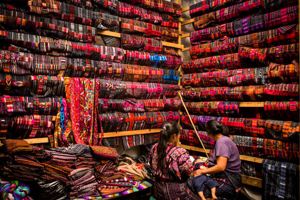 mercado de tecido em chichicastenango. - bedding merchandise market textile - fotografias e filmes do acervo