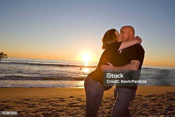 Grávida Casal Na Praia Ao Pôr Do Sol - Fotografias de stock e mais imagens de Abdómen Humano - Abdómen Humano, Adulto, Amor