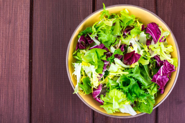 conceito de dieta vegetariana. folhas frescas de saladas diferentes - leaf vegetable radicchio green lettuce - fotografias e filmes do acervo