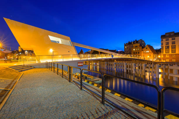 istock Catwalk over Motlawa river in Gdansk at night 923881030