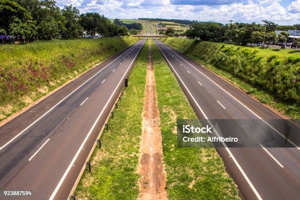 Movement Of The Anhanguera Highway In Orlandia Brazil Stock Photo - Download Image Now