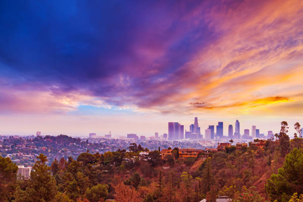 Rosa atardecer sobre Los Ángeles - foto de stock