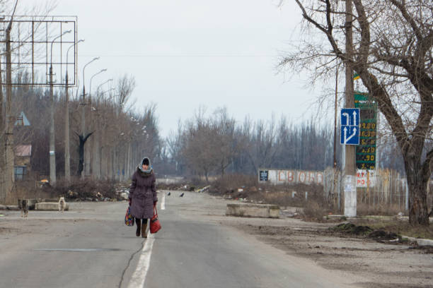 mulher andando na área sem casca - donetsk oblast - fotografias e filmes do acervo