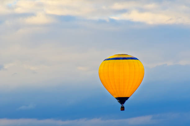 istock Air balloon on a blue sky background 923915992