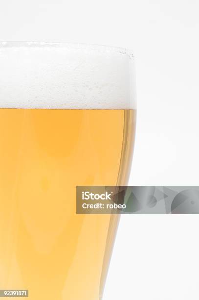 Beerpilsner De Vidrio Foto de stock y más banco de imágenes de Bebida - Bebida, Bebida alcohólica, Bebida con espuma