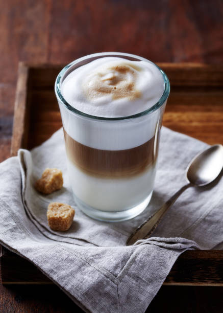 ラテ マキアートのグラス - latté coffee tray froth ストックフォトと画像