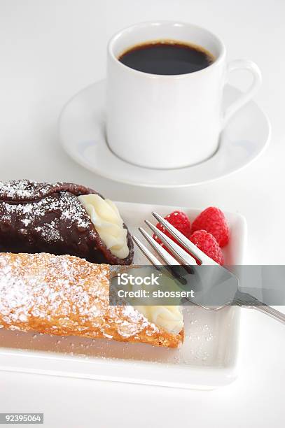 Cannoli Foto de stock y más banco de imágenes de Al horno - Al horno, Alimento, Azúcar