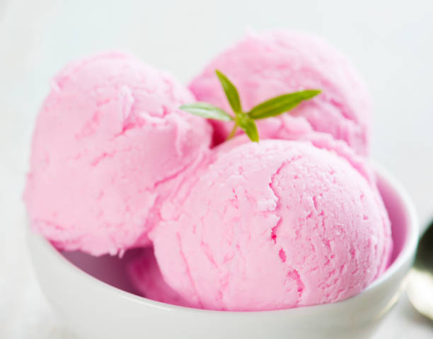 istock Pink ice cream bowl close up 923952986