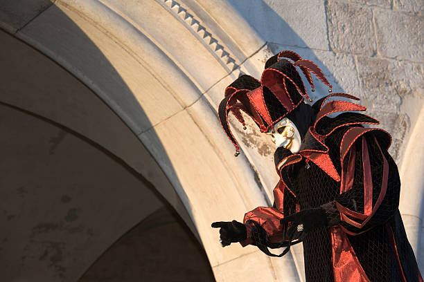 homme avec costume de bouffon masque de carnaval à venise (xl - jesters hat photos et images de collection