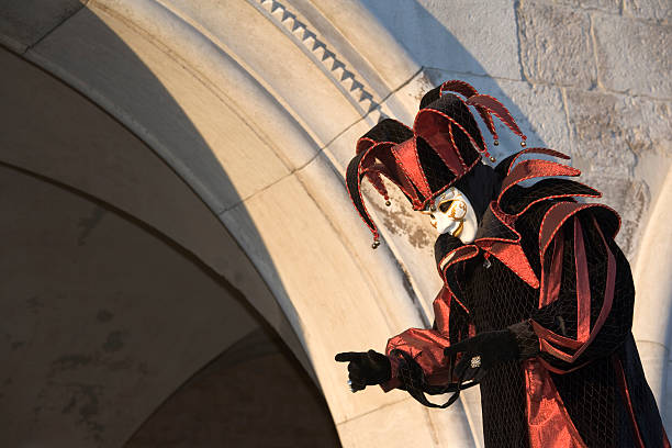 uomo in maschera con giullare costume di carnevale di venezia (xl - jesters hat foto e immagini stock