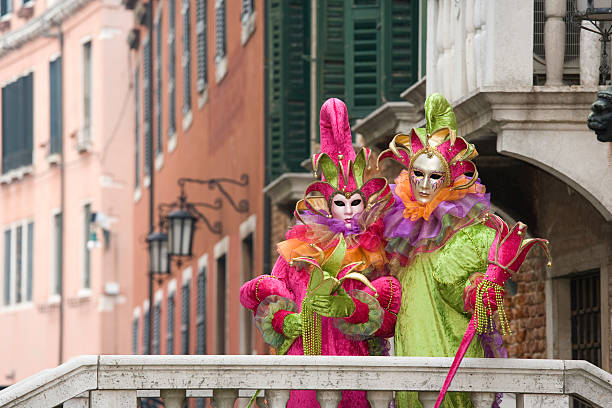 par de máscaras con hermosos el vestuario en el carnaval de venecia - couple performer people venice italy fotografías e imágenes de stock