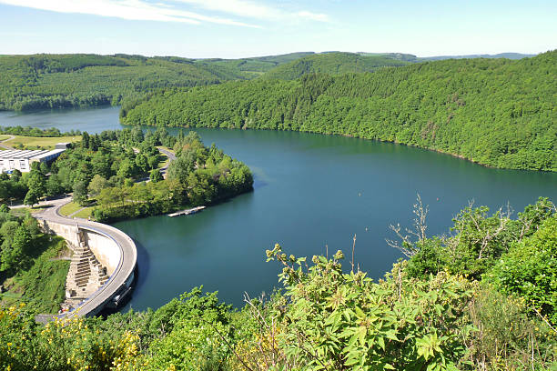 luxembourg: le lac esch-sur-sûre - esch sur sûre photos et images de collection