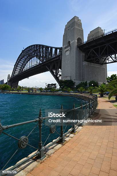 Camine Hacia El Puente Sydney Foto de stock y más banco de imágenes de Agua - Agua, Arquitectura, Australia