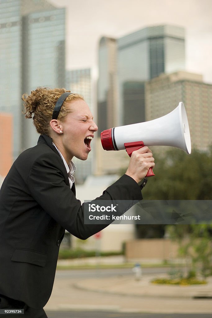 Женщина Yelling в Рупор в городе - Стоковые фото Бизнес роялти-фри