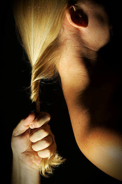 cabelo loiro de punho - ponytail human hair pulling women imagens e fotografias de stock