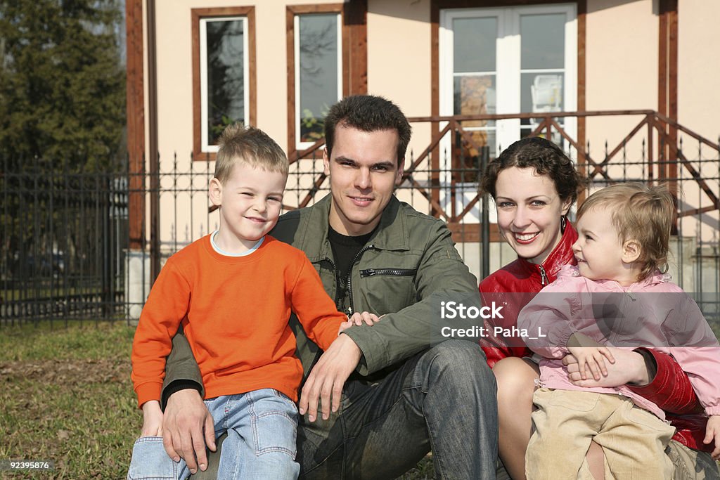 Família de quatro sit no campo - Royalty-free Adulto Foto de stock