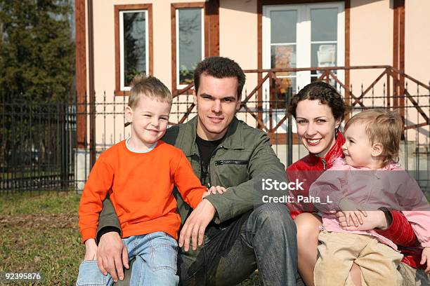 Família De Quatro Sit No Campo - Fotografias de stock e mais imagens de Adulto - Adulto, Amor, Ao Ar Livre