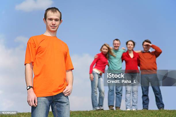 Niño Y Grupo De Amigos Foto de stock y más banco de imágenes de Adolescente - Adolescente, Adulto, Aire libre