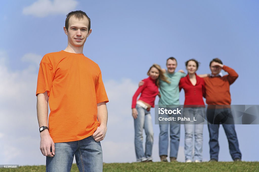 Menino e grupo de amigos - Foto de stock de Adolescente royalty-free