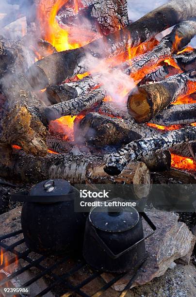 Foto de Chaleira Pot Fogo e mais fotos de stock de Associação de Escoteiros - Associação de Escoteiros, Cozinhar, Aberto