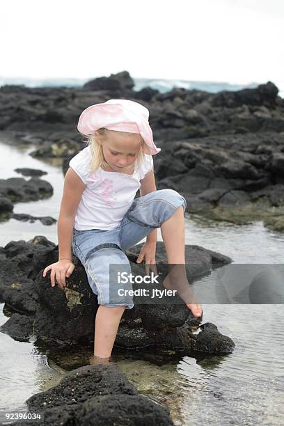 Photo libre de droit de Prendre La Température De Leau banque d'images et plus d'images libres de droit de 6-7 ans - 6-7 ans, Cadrage en pied, Chapeau