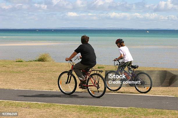 Foto de Crianças Montar Bicicletas e mais fotos de stock de Atividade Recreativa - Atividade Recreativa, Austrália, Azul