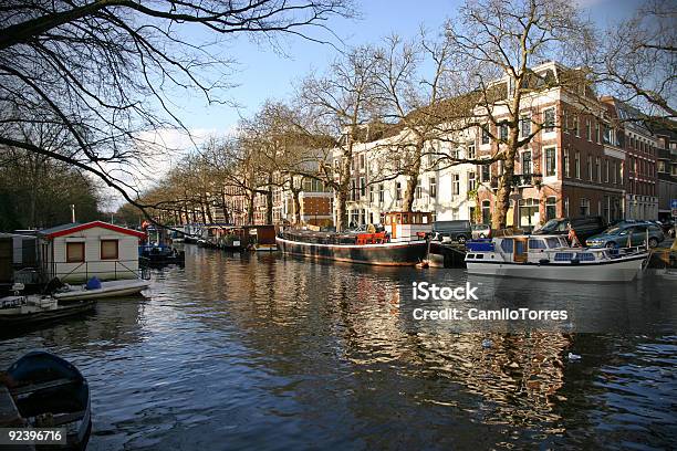 Amsterdam Gracht Foto de stock y más banco de imágenes de Agua - Agua, Aire libre, Arce