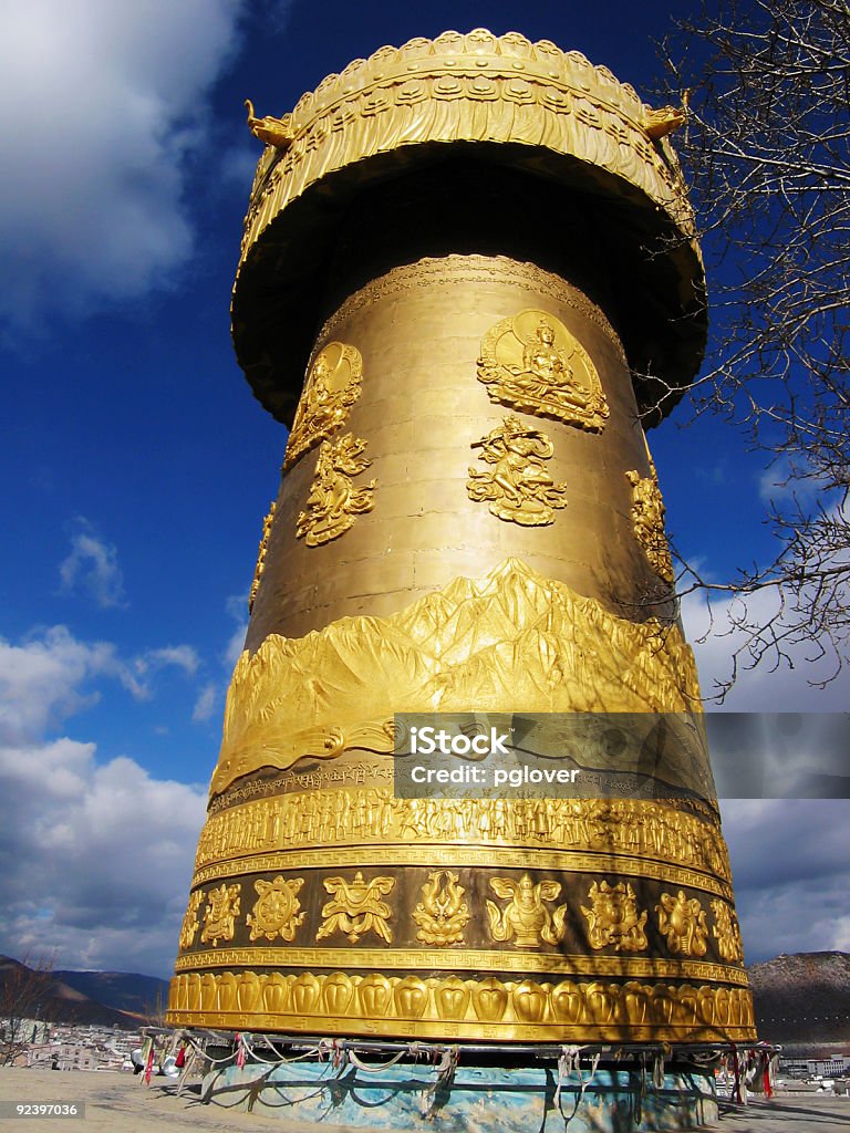 Immense golden tibetian Moulin à prières - Photo de Comté de Shangri-la libre de droits