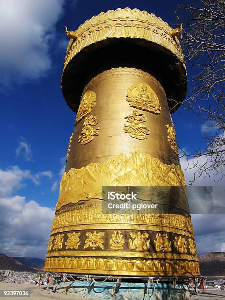 Foto de Enorme Golden Tibetian Roda Para Orações e mais fotos de stock de Condado de Shangri-la - Condado de Shangri-la, Roda para Orações, Arte