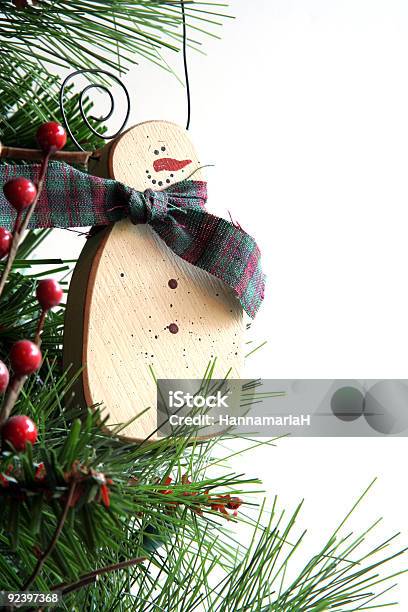 Foto de Frosty Enfeite e mais fotos de stock de Baga - Fruta - Baga - Fruta, Bola de Árvore de Natal, Boneco de Neve