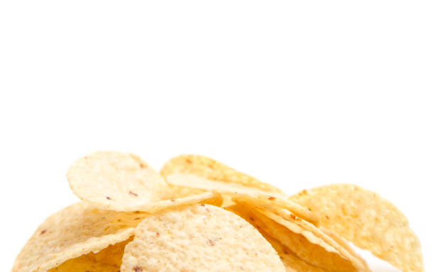круглый тортилья кукурузные чипсы на белом фоне - nachos yellow white spice стоковые фото и изображения