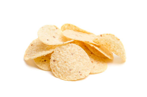 круглый тортилья кукурузные чипсы на белом фоне - nachos yellow white spice стоковые фото и изображения
