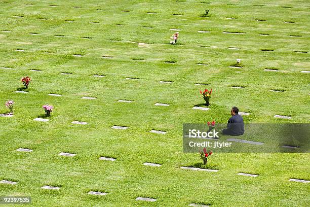 Rispetto - Fotografie stock e altre immagini di Adulto - Adulto, Cimitero, Composizione orizzontale