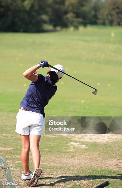 Lady Golfista - zdjęcia stockowe i więcej obrazów Bliźniaki - Bliźniaki, Chipping - Strzelać piłkę, Dorosły