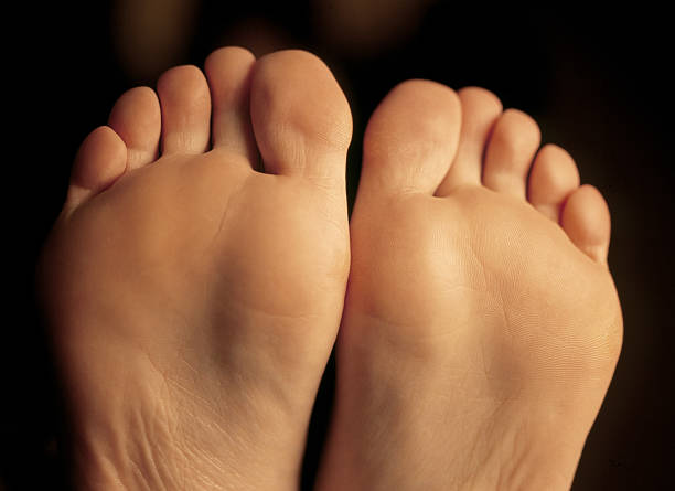 нижней ее ноги - human foot podiatrist tickling podiatry стоковые фото и изображения