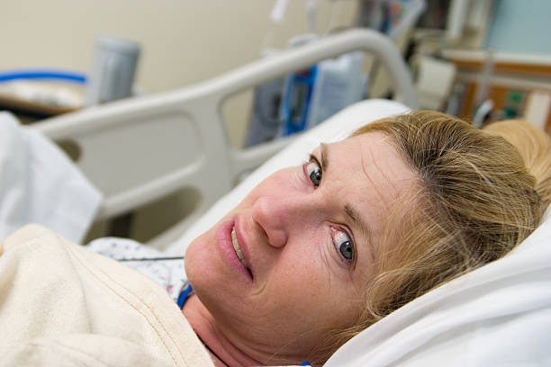 enjoado mulher doente na cama do hospital - medicated imagens e fotografias de stock