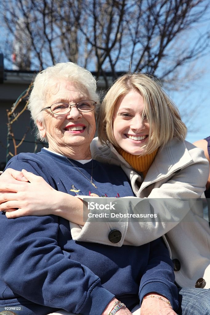 Grande nonna e bambina - Foto stock royalty-free di Abbracciare una persona