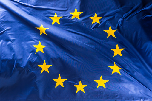 Bandera de la Unión Europea.  Bandera de la UE que sopla en el viento photo