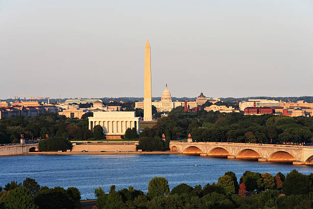 skyline von washington, d.c. - the mall sign washington monument washington dc stock-fotos und bilder