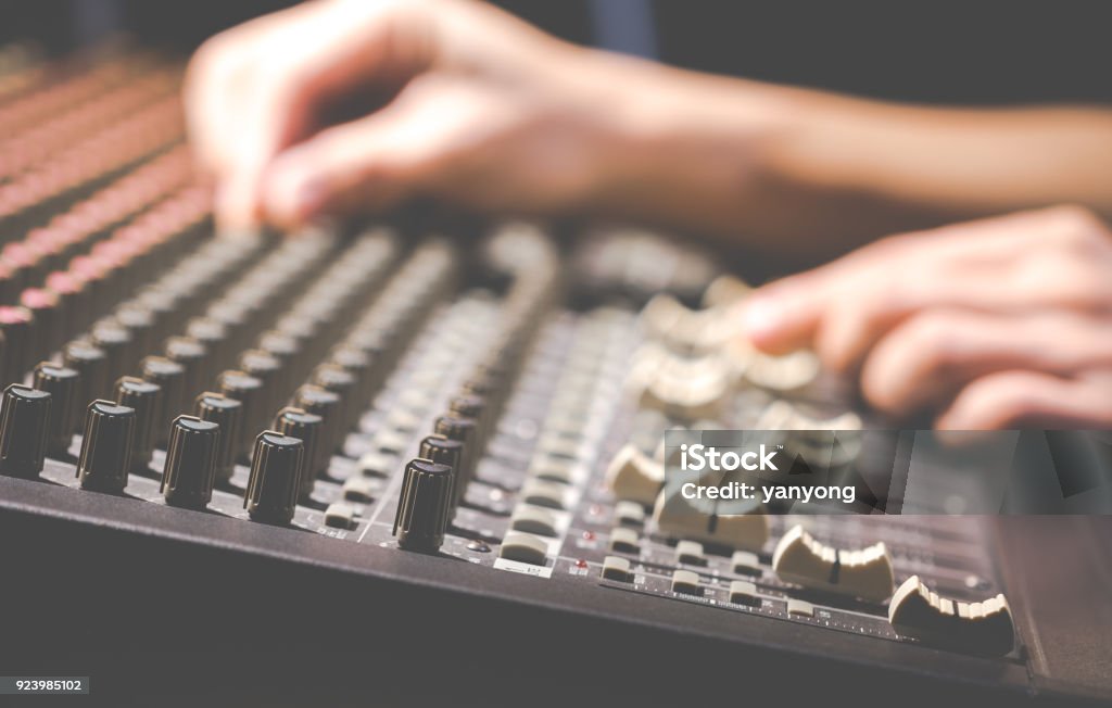 männliche Tontechniker Hände arbeiten auf Audio-mixing-Konsole - Lizenzfrei Hand Stock-Foto