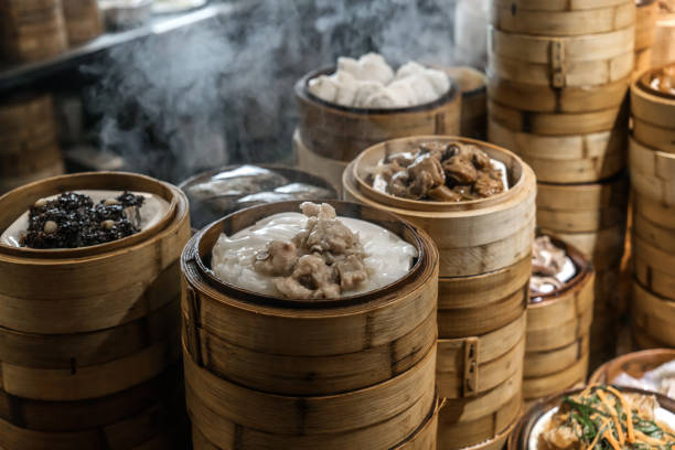 dampfende chinesisches essen in der küche - bamboo brown cooking gourmet stock-fotos und bilder