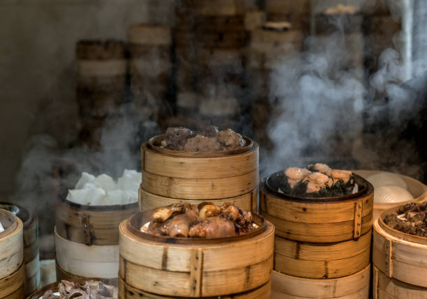 istock Steaming chinese food in the kitchen 923985760