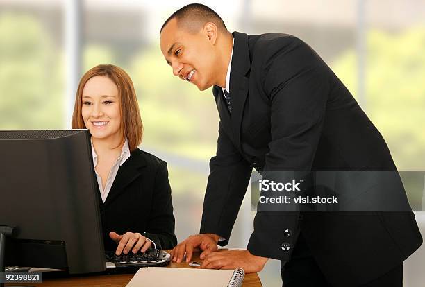 El Equipo De Negocios Mirando A Compiter Foto de stock y más banco de imágenes de Adulto - Adulto, Adulto joven, Alegre