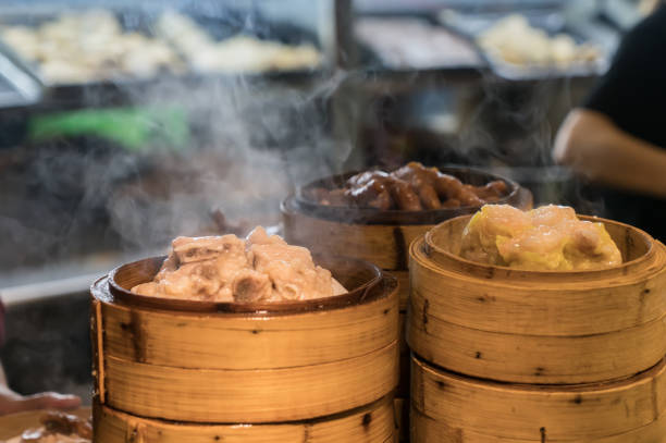istock Steaming chinese food in the kitchen 923988624