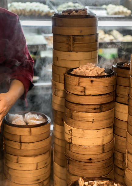 istock Steaming chinese food in the kitchen 923988990