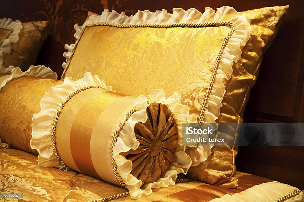 Giallo cuscini - Foto stock royalty-free di Accogliente