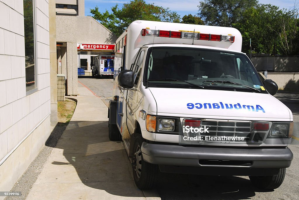 Pogotowie ratunkowe w nagłych wypadkach - Zbiór zdjęć royalty-free (Ambulans)