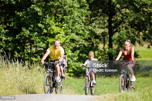 Riding Die Räder Stockfoto und mehr Bilder von Aktivitäten und Sport - Aktivitäten und Sport, Beide Elternteile, Bewegung